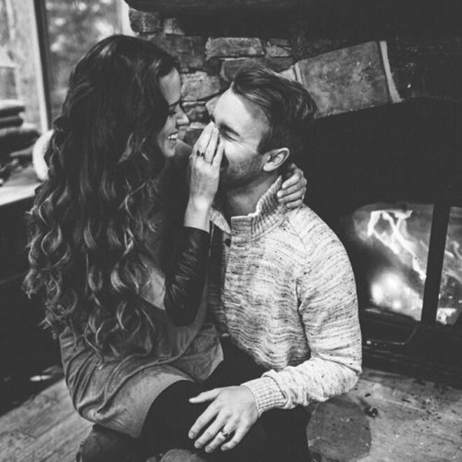 11. Jogar verdade ou consequência | Revisitem o jogo que toda a gente experimentou na adolescência e perguntem um ao outro coisas engraçadas ou que sempre quiseram saber. 
