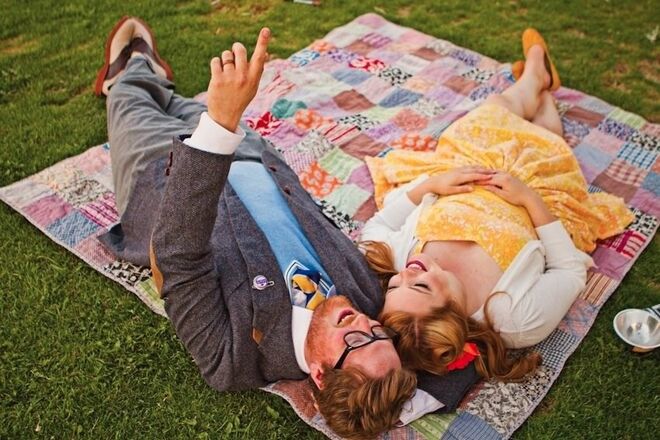 2. Fazer um piquenique no parque | Em vez de irem almoçar a um restaurante caro, preparem a refeição juntos e vão almoçar ao ar livre, num parque ou num jardim no meio da cidade. O champanhe não pode faltar, claro.