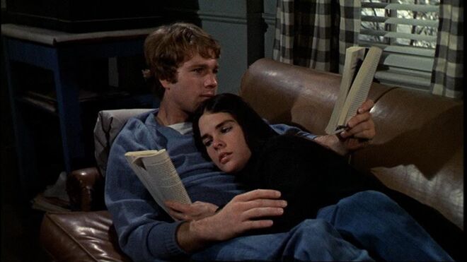 12. Partilhar fotos embaraçosas | Escolham algumas fotos de infância e partilhem-nas com o parceiro. Garantimos que esta atividade provocará muitas risadas e conversa para toda a noite. 
