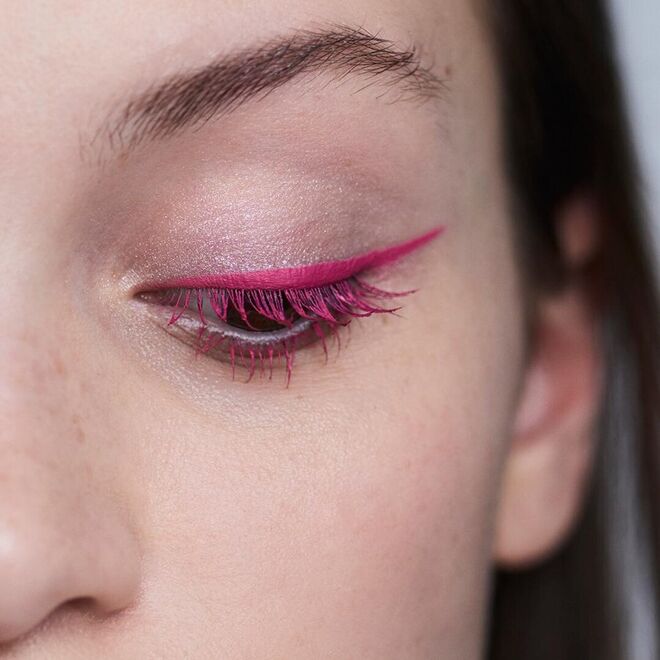 Uma maquilhagem simples e rápida, mas com impacto para quem vai sair do trabalho diretamente para a festa ou simplesmente está sem tempo. Para copiar: The Color Mascara 104, €8,95, e The Essential Lip Pencil 407, €2,95, ambos 3ina.