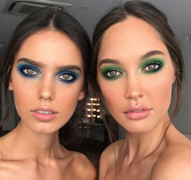 Cores vivas e um esfumado exagerado a incluir a linha inferior dos olhos. Sugestão: use vaselina antes de aplicar as sombras para um efeito mais pigmentado.