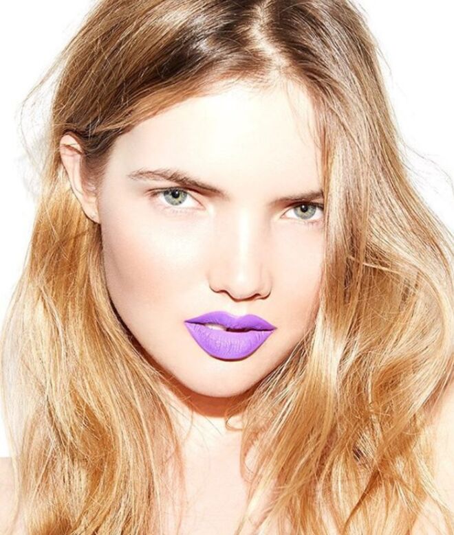 Outra opção simples e com impacto: lábios com cores extravagantes. Para copiar: Tarteist Creamy Matte Lip Paint no tom Yaassss (Lavender), €21, e Tarteist Lip Crayon no tom On Fleek (Lavender), €20, ambos Tarte Cosmetics, em www.tartecosmetics.com/EU.