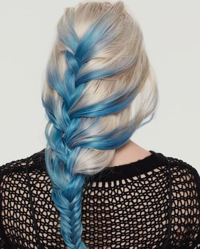 Pintar algumas madeixas com corante capilar que se desvanece lavagem após lavagem e fazer uma trança. Para copiar: Colorista Washout no tom #oceanhair, €9,99, L’Oréal Paris.