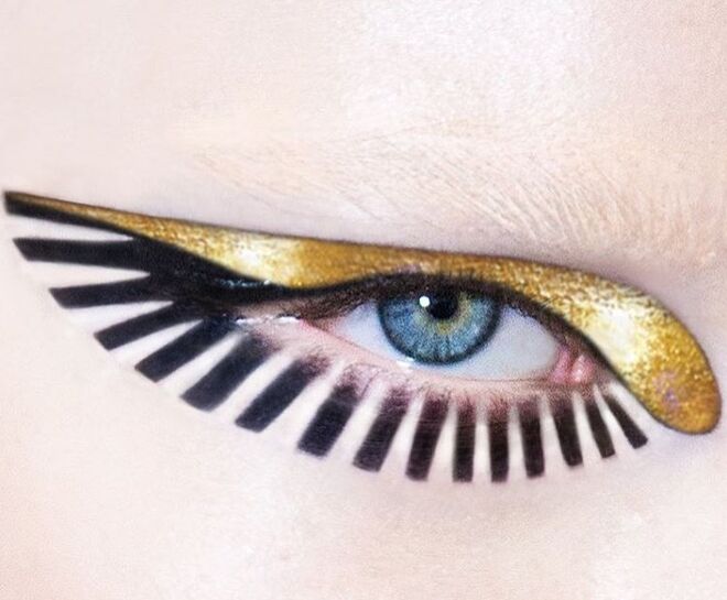 Uma maquilhagem nos olhos que remete para a emblemática figura da Cleópatra, mesmo sem disfarce.