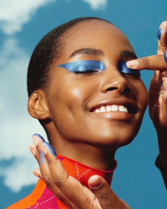 Os tons vivos e metálicos têm um efeito imediato na maquilhagem. Aposte num formato gráfico e grande nos olhos e voilà!