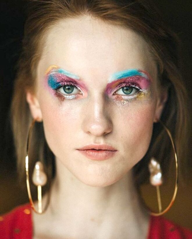 A maquilhagem do desfile primavera/verão 2018 da Stine Goya na Copenhagen Fashion Week demonstra que uma aguarela nos olhos pode ser a maneira mais artística para a folia.