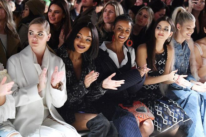 Kate Upton, Jourdan Dunn, Maya Jama e Victoria Justice 