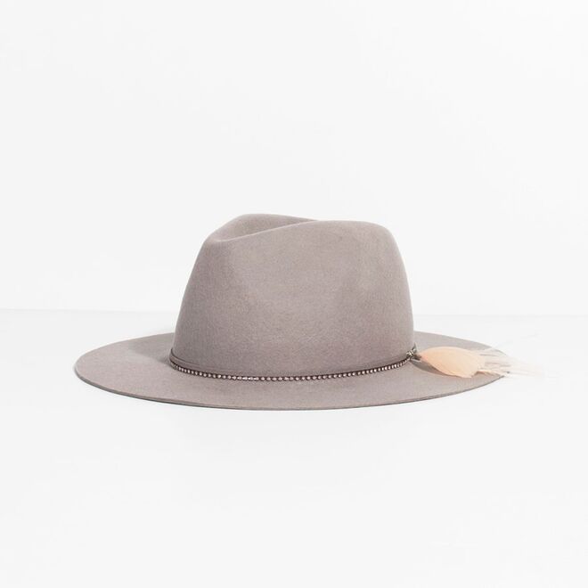 Chapéu cinza, €22,99, Parfois