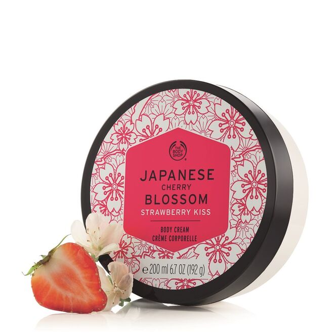 Creme de corpo Japanese Cherry Blossom Strawberry Kiss, 200 ml, €17, The Body Shop. Nas lojas do Centro Comercial Colombo (Lisboa), Almada Fórum (Almada) e NorteShopping (Matosinhos) também será possível personalizar a tampa das Body Butter gratuitamente