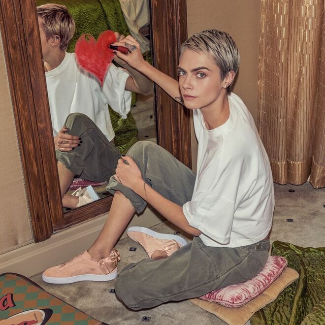 Cara Delevingne é o rosto da campanha Suede Bow Valentine da Puma