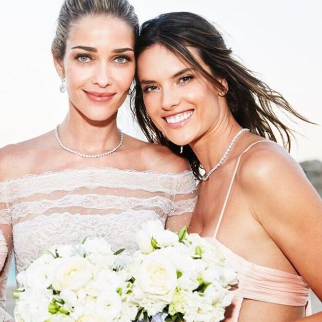Alessandra Ambrosio | A supermodelo foi dama de honor no casamento da também modelo Ana Beatriz Barros, que decorreu em julho de 2016, na Grécia. 