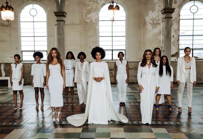 Beyoncé | Quando a irmã mais nova, Solange Knowles, casou com Alan Ferguson, em novembro de 2014, a Queen B foi uma das damas de honor. Também Janelle Monaé fez parte da bridal party. 