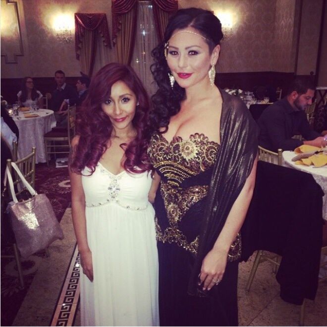 Snooki | Depois de ambas participarem no reality show Jersey Shore, Jenni “JWoww” Farley e Nicole “Snooki” Polizzi ficaram muito amigas. Quando JWoww casou com Jionne LaValle, também estrela de Jersey Shore, em novembro de 2014, Snooki foi dama de honor. 