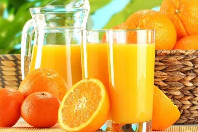 Sumos Naturais e Batidos de Fruta | “Quando fazemos sumo de fruta ou smoothie, estamos a eliminar a fibra e a aumentar até três ou quatro vezes a dose de açúcar que ingerimos, uma vez que não fazemos o sumo com apenas uma porção de fruta, mas duas, três ou até quatro porções de fruta”, afirma a especialista à publicação espanhola. O ideal é que opte por comer a fruta em si. Almudena explica que “é necessário comer frutas no nosso dia a dia porque são uma fonte essencial de vitaminas, minerais e fibras”. 