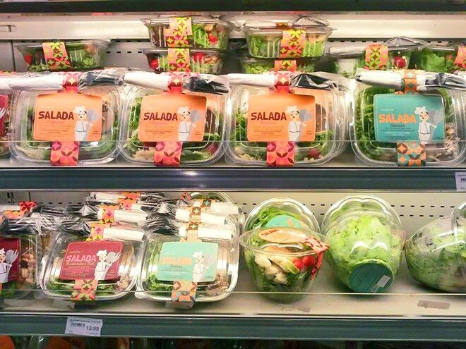 Saladas já preparadas | Nos dias em que não há tempo para preparar almoço, é mais fácil parar no supermercado e comprar uma salada já pronta, uma opção saudável e prática, certo? Não. Acontece que a maioria dessas saladas tem ingredientes como molhos, bacon, cebola frita, entre outros, que não são saudáveis. Segundo a especialista, a salada é saudável se os seus ingredientes forem saudáveis, e existe uma lista grande de alimentos em que pode apostar, como tomate fresco, rúcula, alface, pepino, atum ou cenoura ralada. “Uma verdadeira salada fornece-nos vitaminas, minerais, fibras, proteínas e uma pequena dose de hidratos de carbono; uma salada já preparada dá-nos gordura e açúcares, principalmente”, remata. 