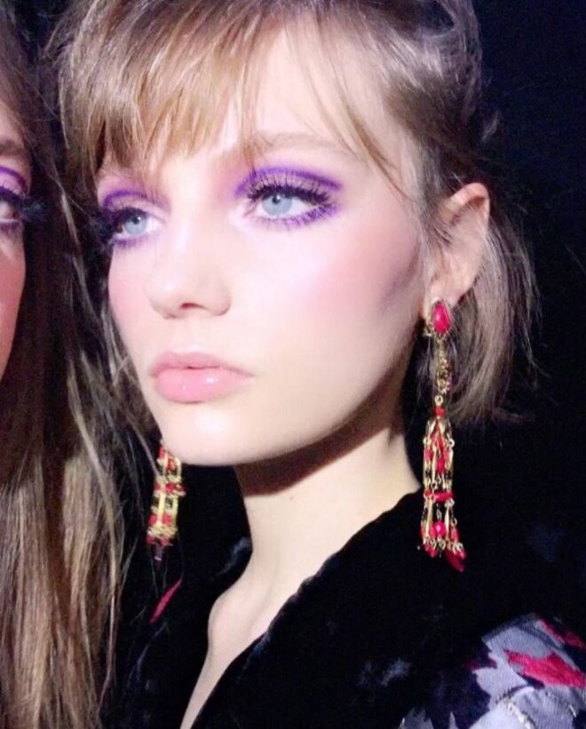 Anna Sui (12/02/2018): Responsável pela maquilhagem, Pat McGrath coloriu os olhos com um traço grosso no vinco das pálpebras e na parte inferior das pestanas. Finalizou com um blush levemente rosado e lábios hidratados com gloss. Garren conferiu um ar desgastado aos cabelos, colocando-os para um lado do rosto.