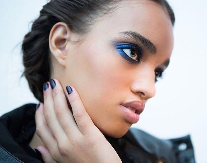 Carolina Herrera (12/02/2018): O esfumado azul dos olhos foi o destaque que Diane Kendal criou para este desfile. As unhas foram pintadas de preto. Odile Gilbert fez um cabelo elegante, entrelaçado e preso ao alto.