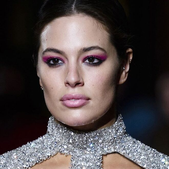 Christian Siriano (11/02/2018): Polly Osmond usou dois tons nos olhos ao esfumar o rosa choque ao longo das pálpebras superiores e o preto ao longo das pestanas inferiores. Os produtos usados foram o da nova coleção do designer com a e.l.f. Cosmetics.