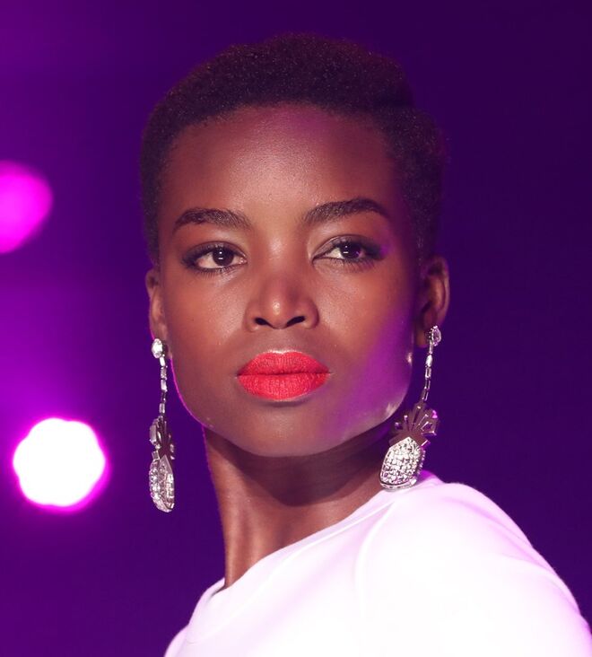 Brandon Maxwell (11/02/2018): O maquilhador Tom Pecheux pintou os lábios das modelos com um tom vermelho aberto e textura mate. O pormenor que fez a diferença foi o toque dourado no arco do Cupido. Os cabelos, por James Pecis, foram deixados ao natural ou com rabo-de-cavalo baixo.