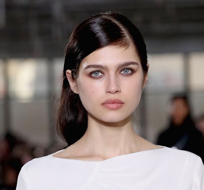 3.1 Phillip Lim (12/02/2018): Francelle Daly usou lápis preto e encarnado para intensificar os olhos. Já Gary Gill criou estilos semiestruturados para os cabelos.