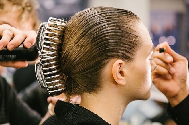 Alexander Wang (10/02/2018): Diane Kendal criou uma no-make-up make-up com olhos levemente esfumados, para um ar mais sofisticado. O enfoque foram os cabelos de Guido Palau: o hairstylist prendeu as madeixas com duas molas e deu um novo significado ao acessório.