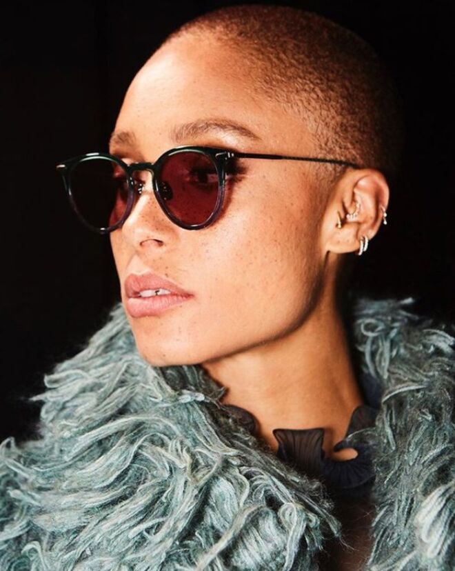 Bottega Veneta (09/02/2018): A pele iluminada e uma subtil sombra de olhos foram as escolhas da maquilhadora Pat McGrath.