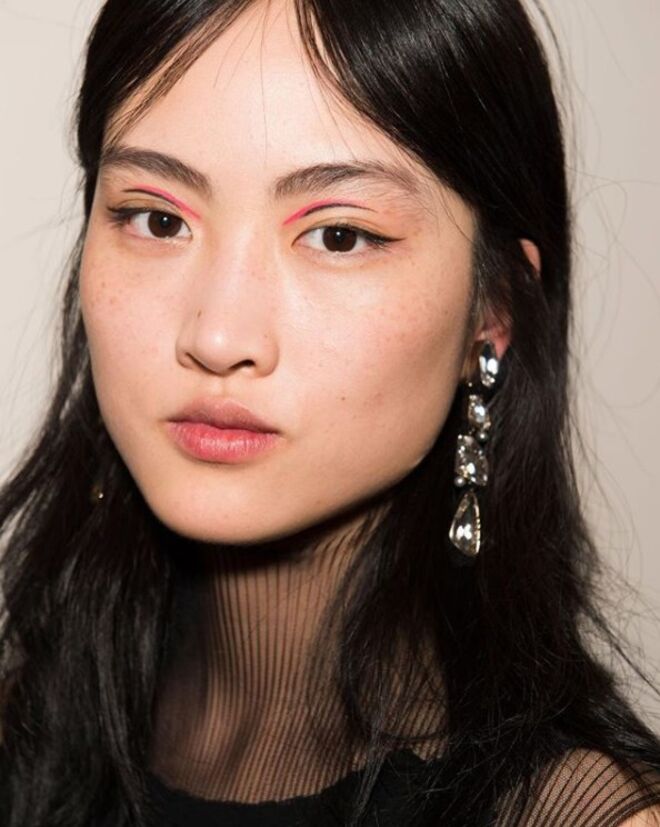 Jason Wu (09/02/2018): Eyeliner gráfico com toques de cor foi o destaque da maquilhagem de Thomas de Kluyver. O cabelo, de Holli Smith, foi usado parcialmente escondido atrás das orelhas e puxado para a frente na testa para uma aparência mais jovem.