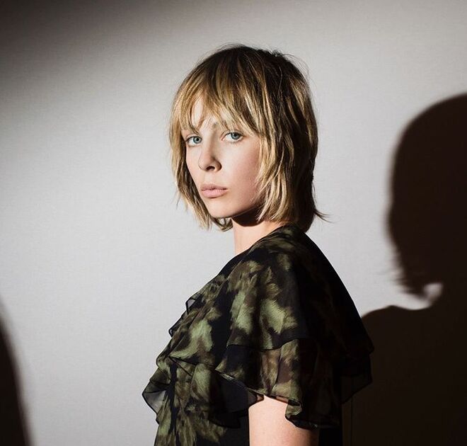 Michael Kors (14/02/2018): Dick Page manteve a aparência de beleza natural e neutra com uma maquilhagem minimalista. O cabelo, de Orlando Pita, era similarmente natural e o hairstylist deixou-o conforme os jeitos do cabelo de cada modelo.