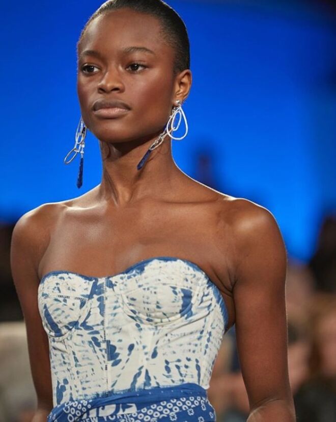 Ralph Lauren (12/02/2018): A pele natural, com ar saudável e com look de bronzeada, foi o destaque da maquilhagem de Tom Pecheux. Os cabelos, a cargo de Guido Palau, ficaram ao estilo natural ou desgastado e brilhante com ar despojado.