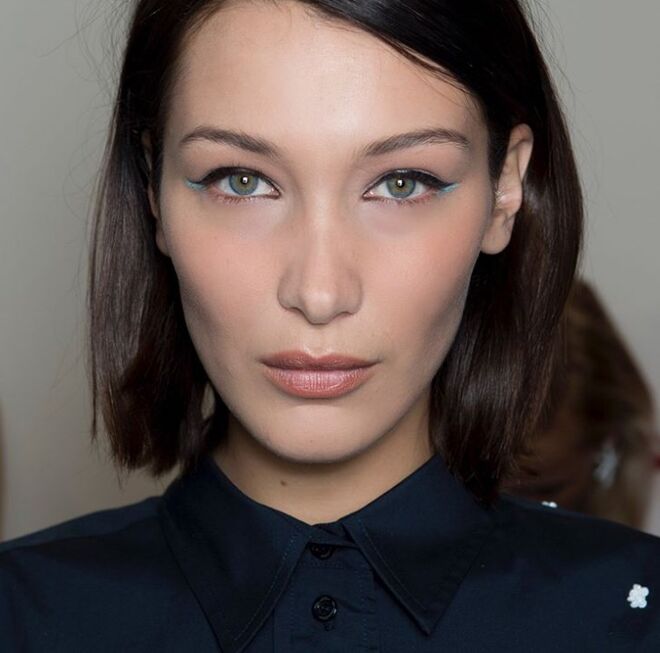 Oscar de la Renta (12/02/2018): Tom Pecheux criou um olhar delineado em tom preto e realçado por um toque de cor na linha inferior das pestanas. Para os cabelos, Orlando Pita separou-os no centro e deu textura ao comprimento.