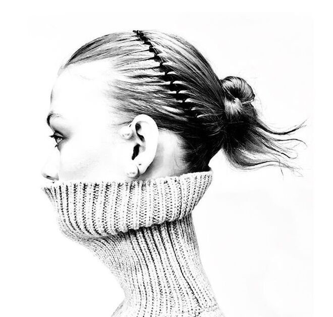 Prabal Gurung (11/02/2018): Os cabelos, feitos por Anthony Turner, foram puxados para trás com uma faixa plástica estilo acordeão e finalizados com um nó casual. Blush rosado e sombra de olhos com toque rosa dourado foi a escolha de Diane Kendal para a maquilhagem.