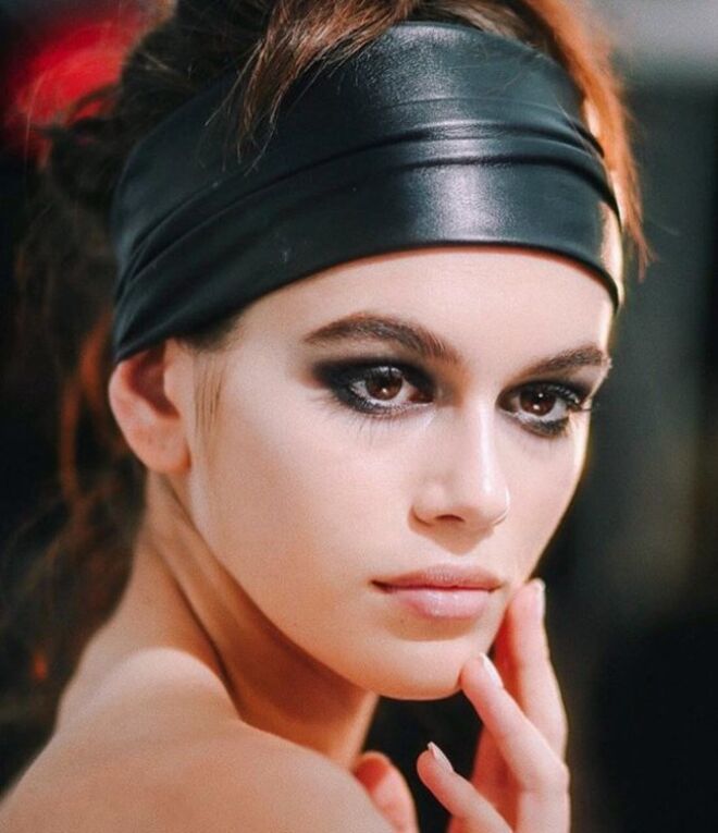 Tom Ford (08/02/2018): Orlando Pita deixou o cabelo das modelos ao natural ou preso alto com ondas despojadas. O hairstylist apostou na faixa de cabelo de couro preta, grossa, ao estilo dos anos 80. Pat McGrath criou a maquilhagem com sobrancelhas grossas e olhos esfumados em preto.