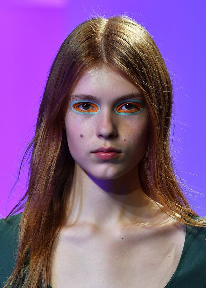 Sies Marjan (11/02/2018): Thomas de Kluvyer criou olhares audazes com duplos anéis de cores vivas em torno dos olhos. Ao mesmo tempo, algumas modelos usaram a tendência no-make-up make-up. Para os cabelos, Duffy deixou que cada modelo se adequasse à sua textura individual.