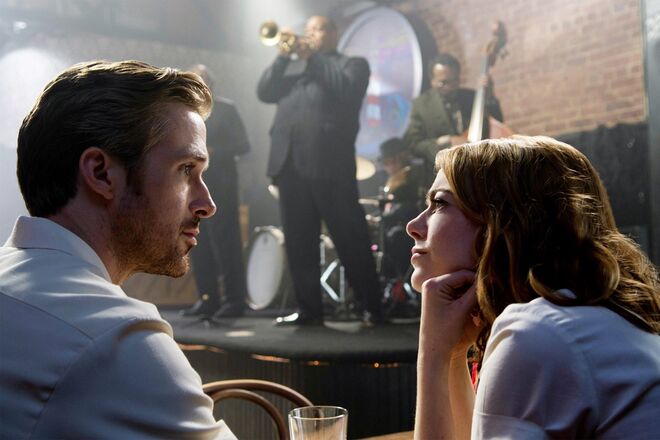 Ryan Gosling e Emma Stone no filme La La Land: Melodia de Amor (2016)