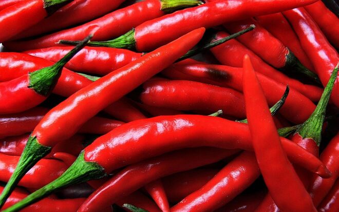 Pimenta chili | A pimenta tem um ingrediente chamado capsaicina, que causa a dilatação dos vasos sanguíneos e aumenta o fluxo do sangue. Segundo os dois médicos, a capsaicina também leva a que o cérebro liberte endorfinas, que proporcionam bem-estar.  