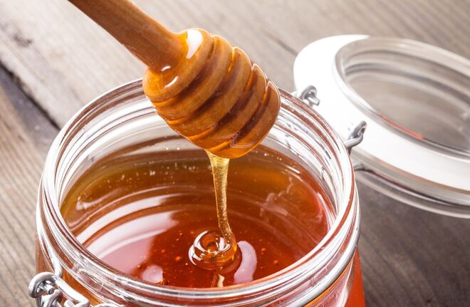 Mel | O mel contém boro, que ajuda a regular os níveis hormonais, e óxido nítrico, que por sua vez aumenta o fluxo sanguíneo durante os momentos de excitação. Além disso, o óxido nítrico abre os vasos sanguíneos envolvidos na criação da ereção e distensão do clítoris. 