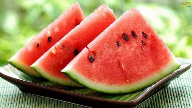 Melancia | Kim Anami, especialista em relações e sexo holístico, afirma que a melancia é rica em citrulina de aminoácidas, o que expande os vasos sanguíneos, como o viagra, por exemplo. Não se sabe qual a quantidade que tem de ser ingerida para que se sintam os efeitos. 