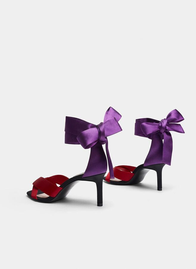 Sandálias em cetim, €79, Uterqüe