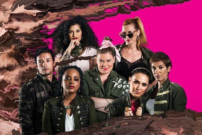 Capicua e Guerrilha Cor de Rosa (Capicua, DJ D-One, M7 aka Beatriz Gosta, Ana Bacalhau, Eva Rap Diva, Marta Ren e Blaya)