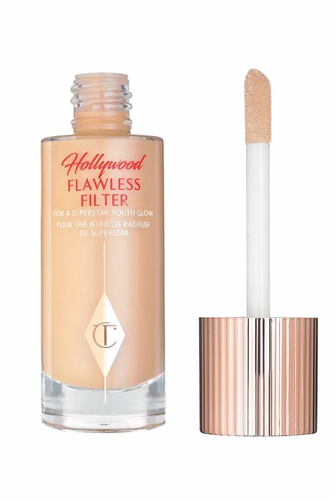 Charlotte Tilbury usou o último lançamento da sua marca, o Hollywood Flawless Filter, para o desfile da Temperley London. O produto é um impulsionador para pele e funciona como um filtro para suavizar linhas finas e poros, esconder as imperfeições e dar brilho. Uma mistura de primer com iluminador, que pode ser usado sob e sobre a base ou sozinho.