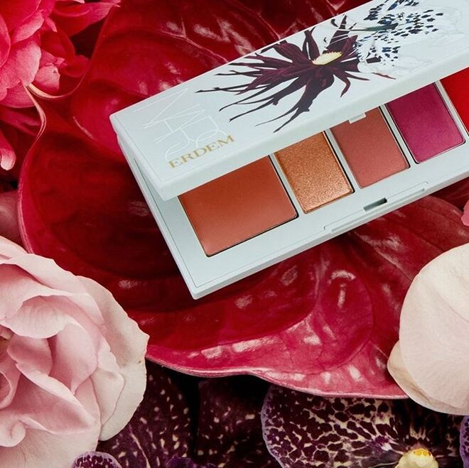 Para o desfile da Erdem, Val Garland usou a nova coleção da Nars em colaboração com a marca. Os produtos serão lançados em Londres a 15 de abril e mundialmente a partir de 1 de maio. Os lábios em tom vermelho foram pintados com a paleta de batons em pó, que já é um dos produtos mais desejados.