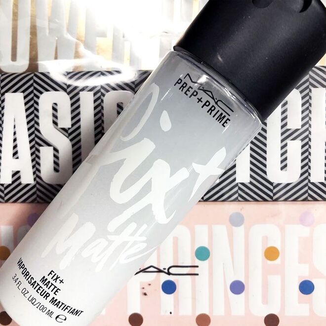 Dominic Skinner, M.A.C Global Senior Artist, divulgou no seu Instagram um preview da novidade, que nada mais é do que uma versão do já conhecido spray Prep & Prime Fix + da marca. Desenvolvido para hidratar e corrigir a maquilhagem ao mesmo tempo, o novo Prep & Prime Fix + Matte Vaporisateur Matifiant da M.A.C é, como diz o nome, uma versão matificante. A data de lançamento ainda não foi anunciada.