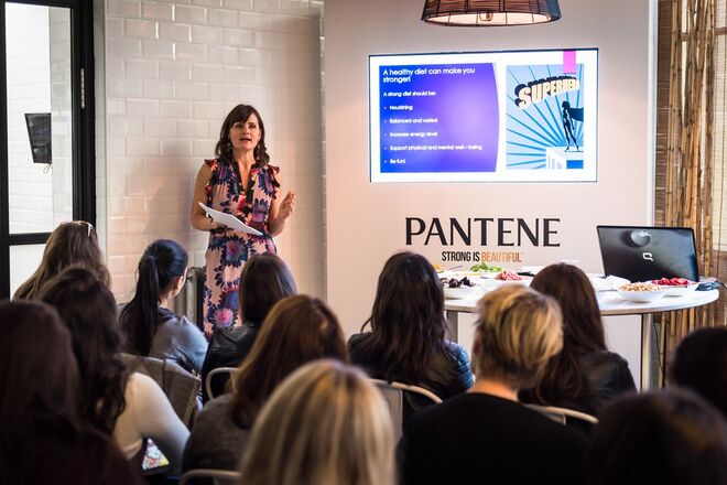 Charlotte Debeugny durante a apresentação do evento Pantene. 
