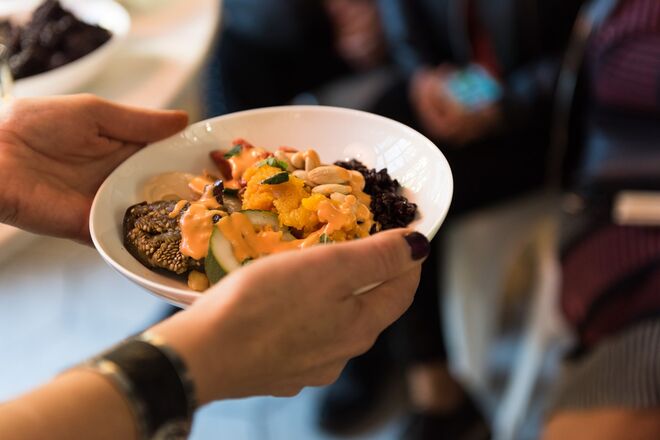 Uma buddha bowl ideal feita por Charlotte Debeugny.