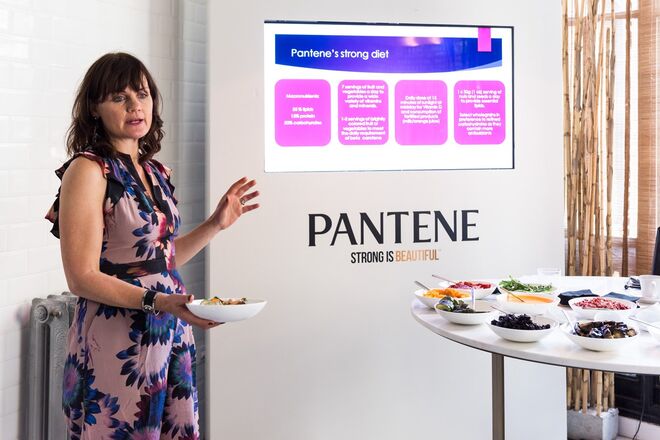 Charlotte Debeugny durante a apresentação do evento Pantene. 