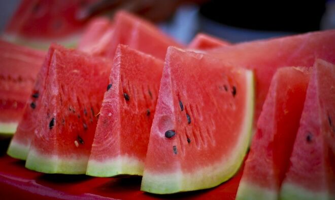 Melancia | A melancia é um dos alimentos mais conhecidos pela grande quantidade de água, que é de 91,5 ml por cada 100 gramas. 