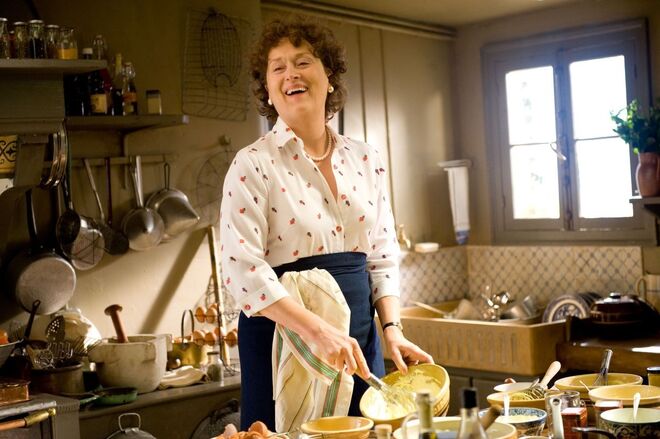 Meryl Streep interpreta Julia Child, no filme Julie & Julia (2009), de Nora Ephron. 