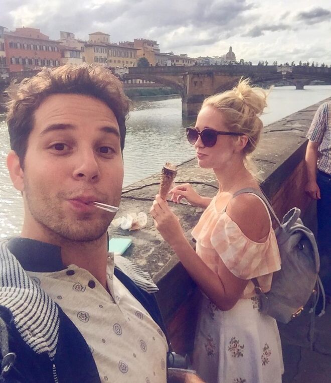 Anna Camp e Skylar Astin | Os dois atores da saga Pitch Perfect casaram numa cerimónia ao ar livre, na Califórnia, em setembro de 2016. A lua-de-mel aconteceu em Itália.