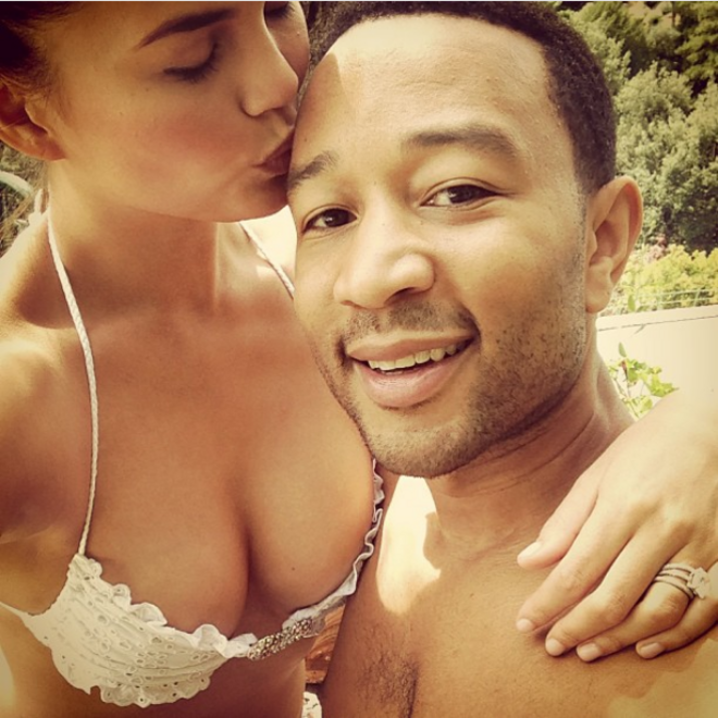 Chrissy Teigen e John Legend | Este casal sugere também um local diferente para a cerimónia, pois John e Chrissy casaram no Lago Como, em Portofino, na Itália, em setembro de 2013. Não partilharam muitas fotos da sua lua-de-mel, mas revelaram que a viagem incluiu jogar Super Mario Bros.