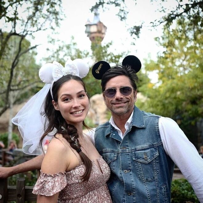 John Stamos e Caitlin McHugh | Casaram em fevereiro de 2018 e passaram a lua-de-mel na Walt Disney World.